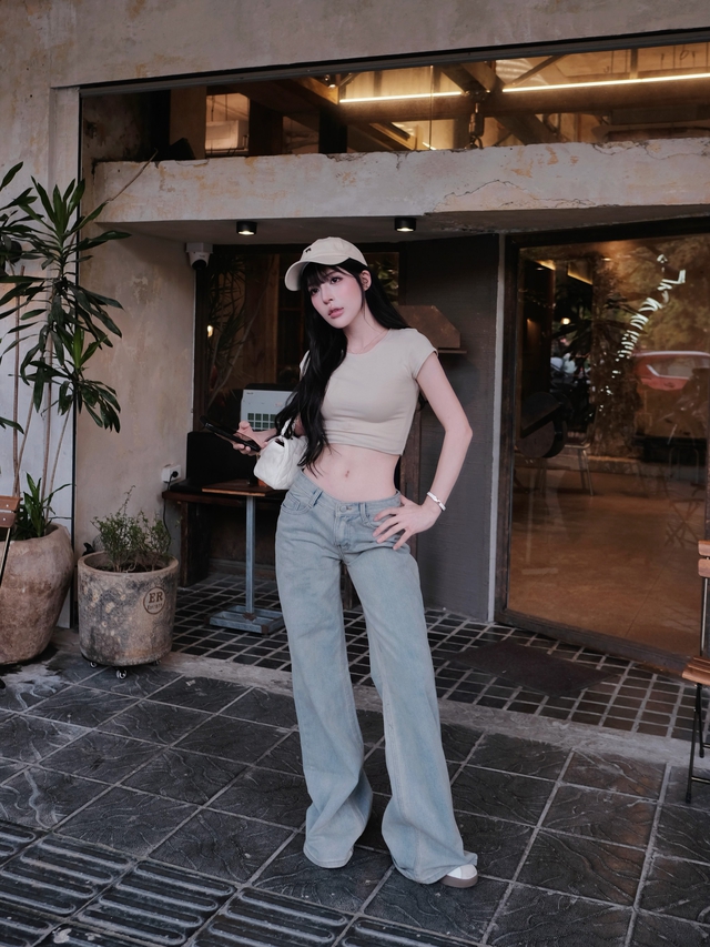 Mặc quần jeans cùng áo ôm như thế nào để tôn trọn khí chất? - Ảnh 1.