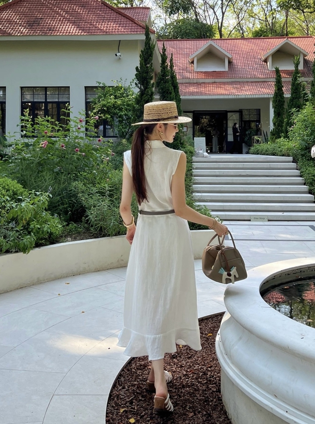 Mũ rộng v&agrave;nh phối v&aacute;y d&aacute;ng d&agrave;i gi&uacute;p n&agrave;ng 'ghi trọn điểm sang' trong kỳ nghỉ  - Ảnh 2.