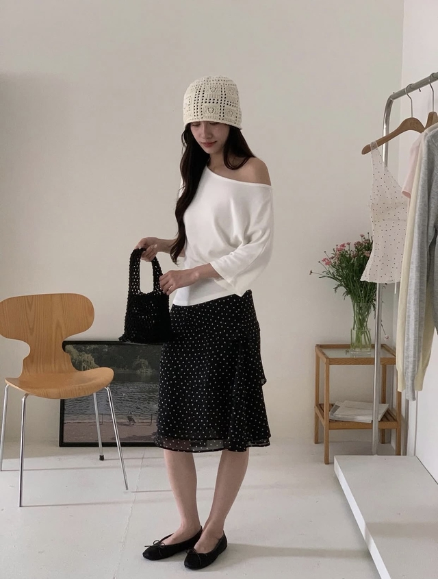 Khoe xương quai xanh tinh tế với bộ đôi áo hở vai và chân váy - Ảnh 4.