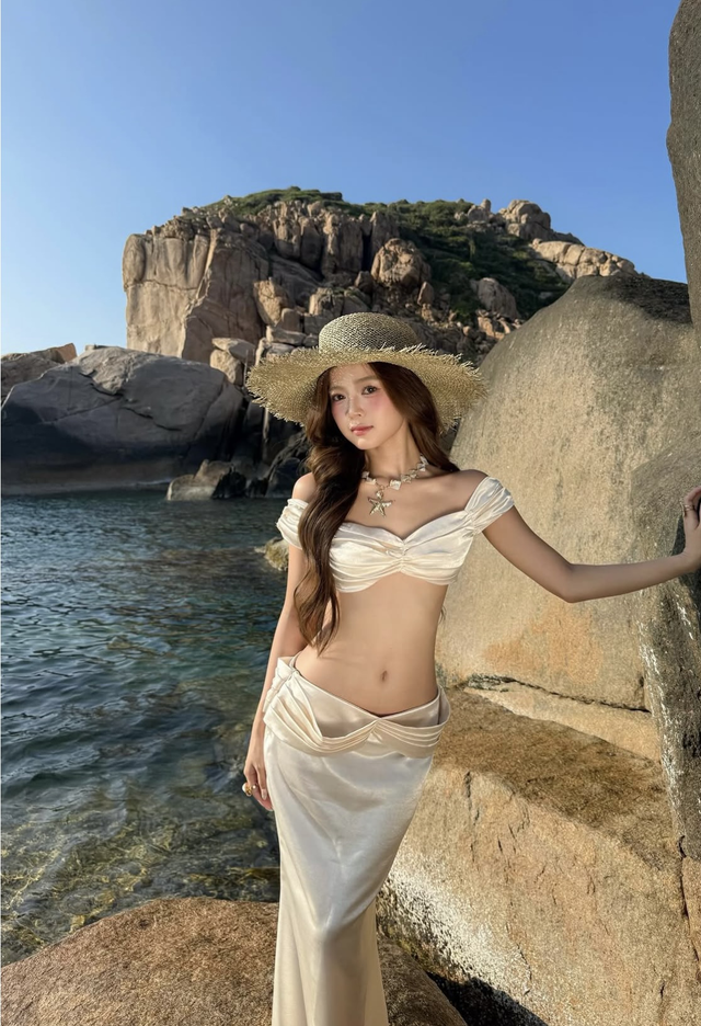 Mũ rộng v&agrave;nh phối v&aacute;y d&aacute;ng d&agrave;i gi&uacute;p n&agrave;ng 'ghi trọn điểm sang' trong kỳ nghỉ  - Ảnh 4.