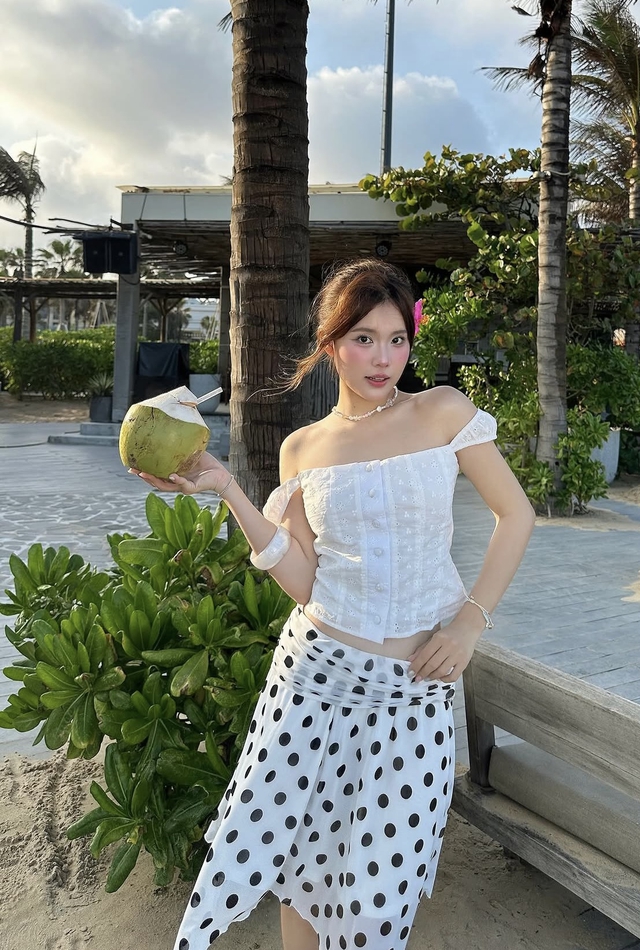 Khoe xương quai xanh tinh tế với bộ đôi áo hở vai và chân váy - Ảnh 5.