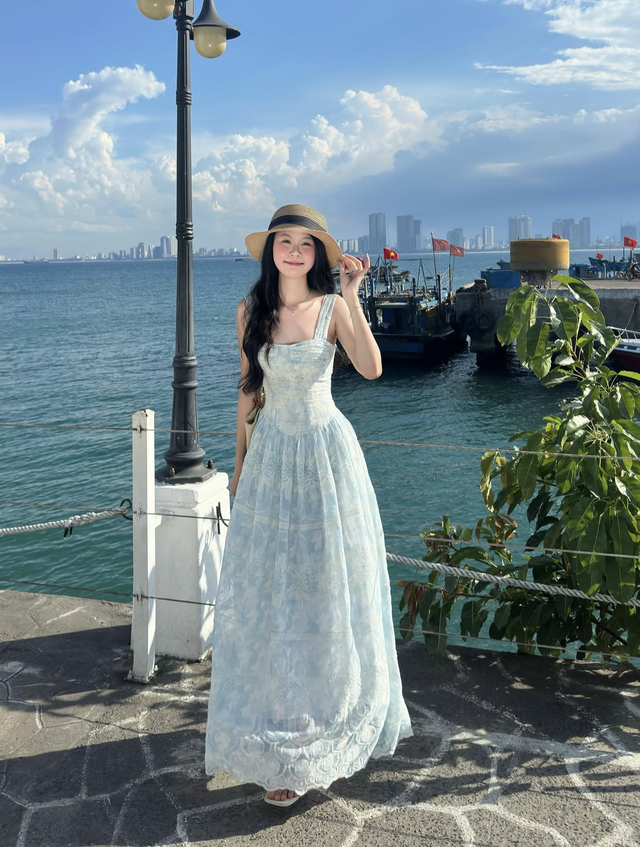 Mũ rộng v&agrave;nh phối v&aacute;y d&aacute;ng d&agrave;i gi&uacute;p n&agrave;ng 'ghi trọn điểm sang' trong kỳ nghỉ  - Ảnh 5.