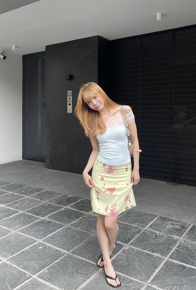 Khoe xương quai xanh tinh tế với bộ đôi áo hở vai và chân váy - Ảnh 7.