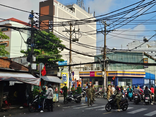 Cháy khách sạn ở TP.HCM, người dân đu dây thoát thân- Ảnh 3.