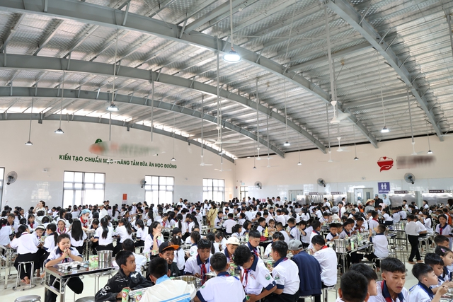 Bữa ăn b&aacute;n tr&uacute; đầu ti&ecirc;n ở Trường Phổ th&ocirc;ng nội tr&uacute; li&ecirc;n cấp Thuận An- Ảnh 3.