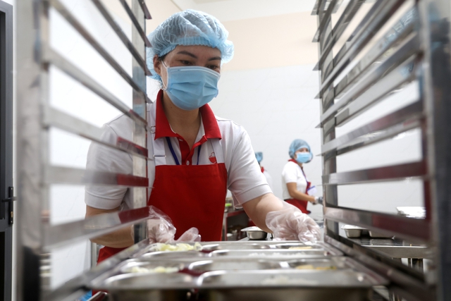 Bữa ăn b&aacute;n tr&uacute; đầu ti&ecirc;n ở Trường Phổ th&ocirc;ng nội tr&uacute; li&ecirc;n cấp Thuận An- Ảnh 4.