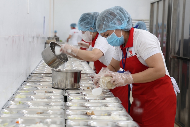 Bữa ăn b&aacute;n tr&uacute; đầu ti&ecirc;n ở Trường Phổ th&ocirc;ng nội tr&uacute; li&ecirc;n cấp Thuận An- Ảnh 1.