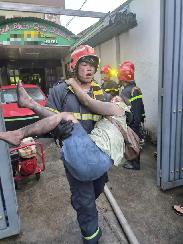 Vụ cháy khách sạn ở TP.HCM khiến 2 người chết: Cứu nạn 26 người - Ảnh 1.