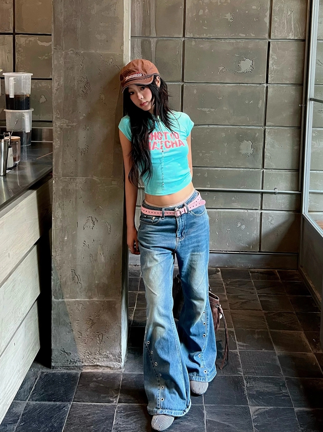 Mặc quần jeans cùng áo ôm như thế nào để tôn trọn khí chất? - Ảnh 2.