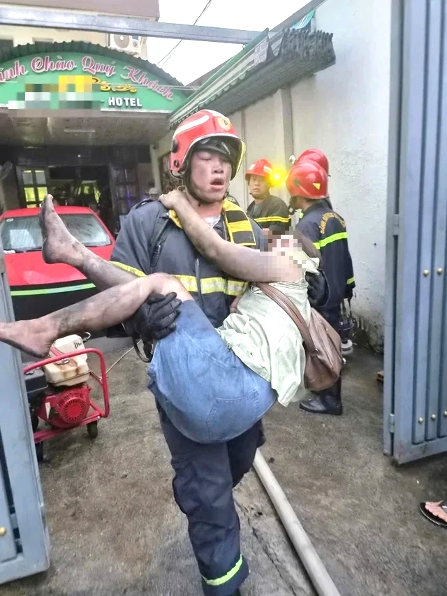 Ch&aacute;y kh&aacute;ch sạn tr&ecirc;n đường T&acirc;n Kỳ T&acirc;n Qu&yacute;, 17 nạn nh&acirc;n được đưa đi cấp cứu - Ảnh 1.