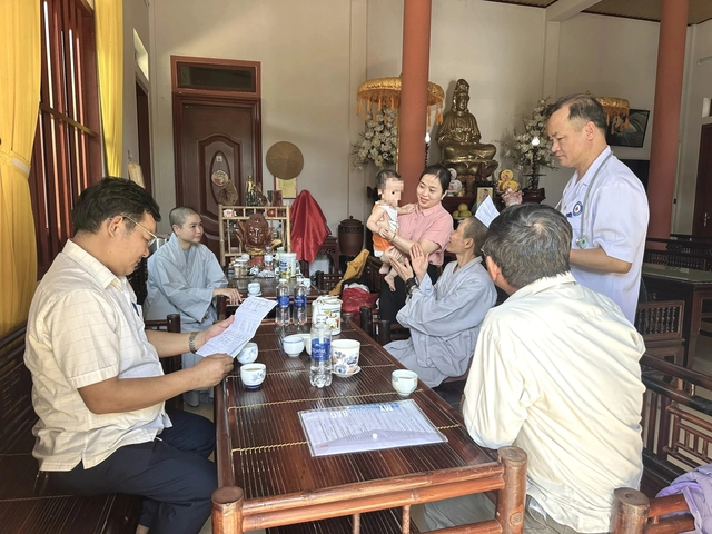 Lá thư của mẹ đơn thân bỏ lại bé gái 11 tháng tuổi ở cửa chùa- Ảnh 1.