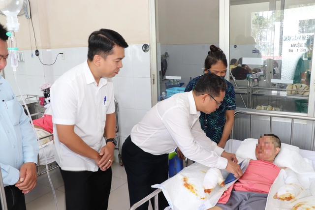 MTTQ TP.HCM hỗ trợ bé trai bị bỏng trong vụ cháy ở phường Đông Hưng Thuận- Ảnh 1.