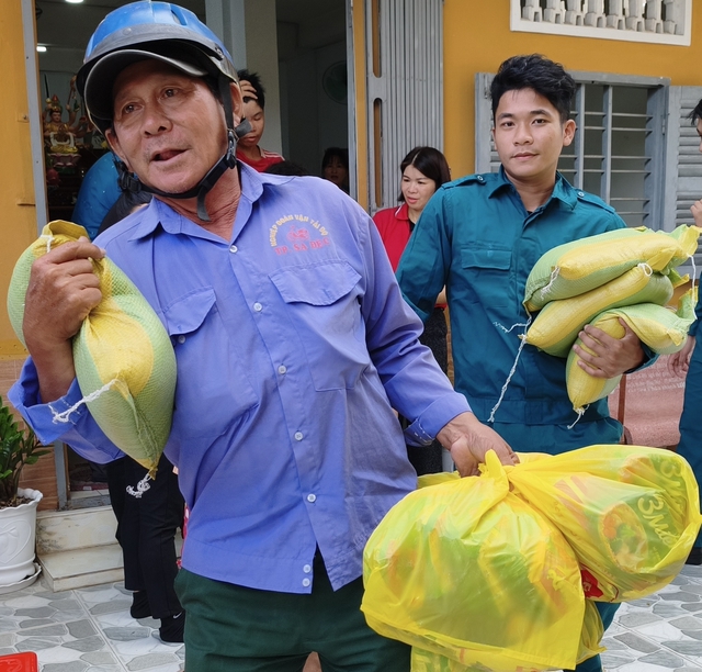 Những phần quà nhỏ, ấm tình người ở Sa Đéc- Ảnh 8.