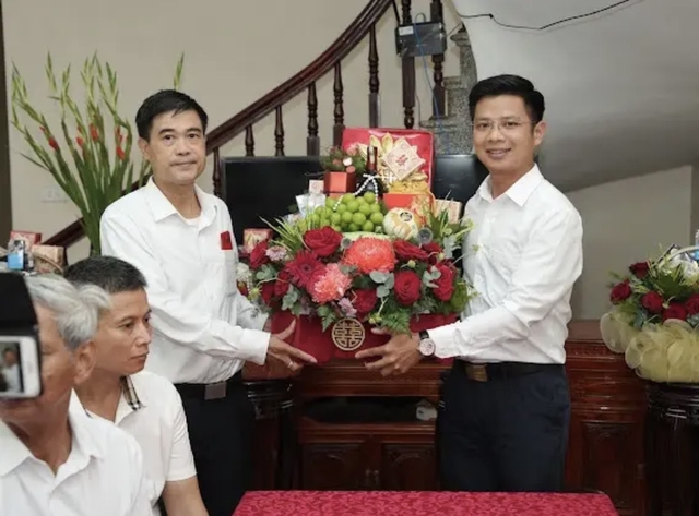Chưa lập gia đình, chàng trai 29 tuổi vẫn tự tin đại diện nhà gái phát biểu - Ảnh 1.