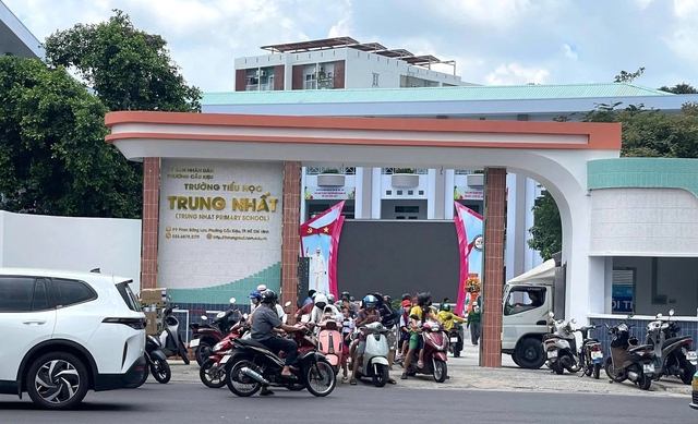 Trường chưa ăn bán trú, phụ huynh TP.HCM lật đật đưa đón con - Ảnh 13.