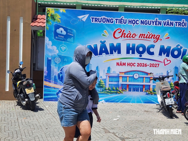Trường chưa ăn bán trú, phụ huynh TP.HCM lật đật đưa đón con - Ảnh 1.