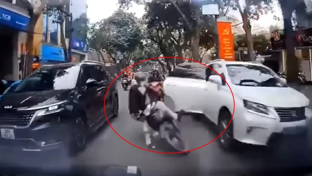Mở cửa &ocirc; t&ocirc; g&acirc;y va chạm, tr&aacute;ch nhiệm thuộc t&agrave;i xế hay h&agrave;nh kh&aacute;ch? - Ảnh 2.