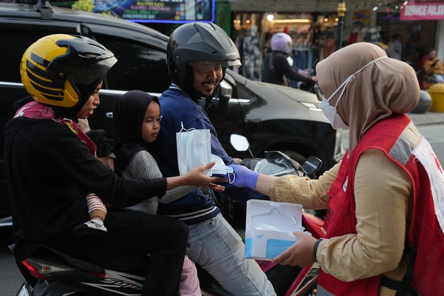 Số sân bay đóng cửa vì khói bụi từ núi lửa Indonesia tăng lên 8 - Ảnh 1.