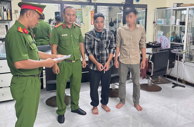 Vụ d&ugrave;ng c&ograve;ng số 8 bắt người rồi &eacute;p viết giấy nợ: Khởi tố 4 bị can - Ảnh 1.