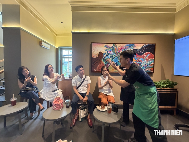 Starbucks mở cửa h&agrave;ng 'n&uacute;p' hẻm đầu ti&ecirc;n ở TP.HCM- Ảnh 2.
