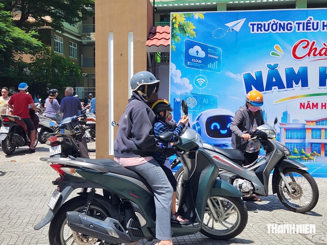 Trường chưa ăn bán trú, phụ huynh TP.HCM lật đật đưa đón con - Ảnh 8.