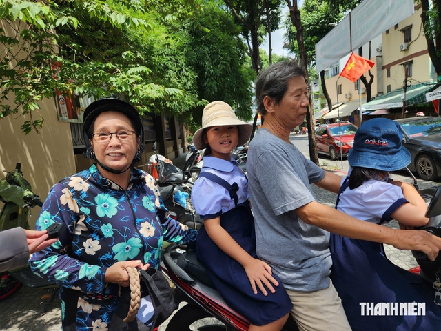 Trường chưa ăn bán trú, phụ huynh TP.HCM lật đật đưa đón con - Ảnh 5.