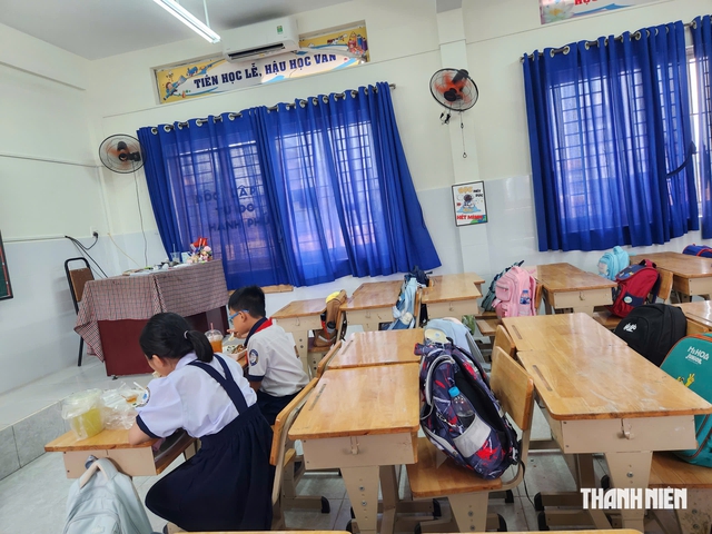 Trường chưa ăn bán trú, phụ huynh TP.HCM lật đật đưa đón con - Ảnh 11.