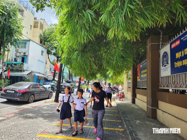 Trường chưa ăn bán trú, phụ huynh TP.HCM lật đật đưa đón con - Ảnh 10.
