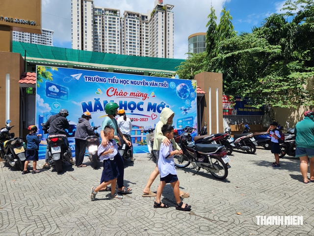 Trường chưa ăn bán trú, phụ huynh TP.HCM lật đật đưa đón con - Ảnh 4.