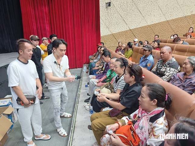 Sân khấu Trương Hùng Minh tặng quà cho hơn 100 nghệ sĩ nghèo- Ảnh 1.