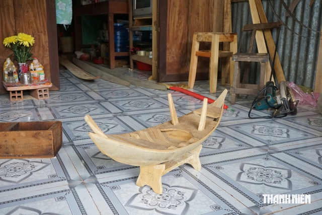 Những người níu giữ làng nghề đóng xuồng - Ảnh 2.