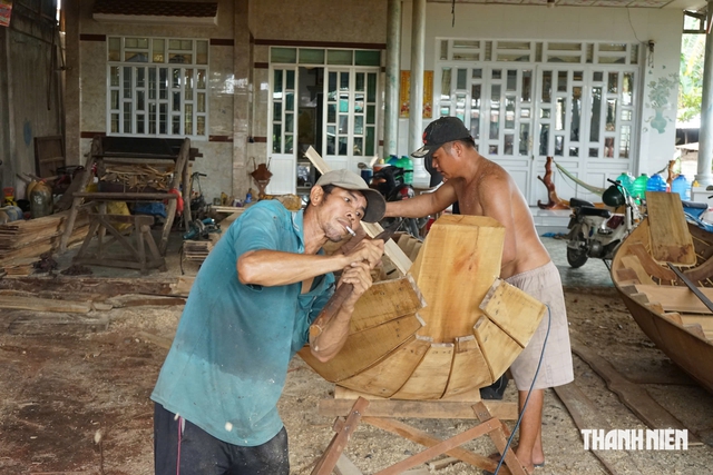 Những người níu giữ làng nghề đóng xuồng - Ảnh 3.