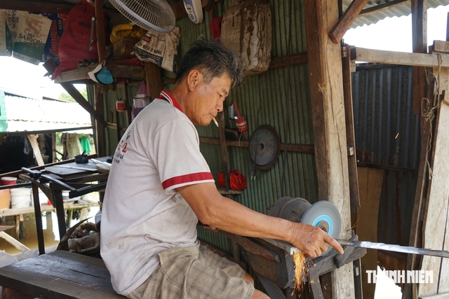 Những người níu giữ làng nghề đóng xuồng - Ảnh 5.