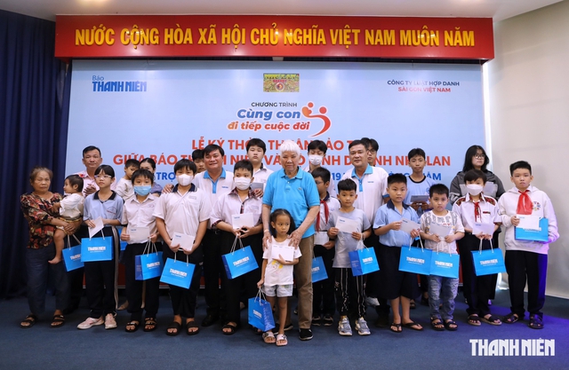 Những tấm l&ograve;ng lặng lẽ chở che trẻ mồ c&ocirc;i - Ảnh 1.