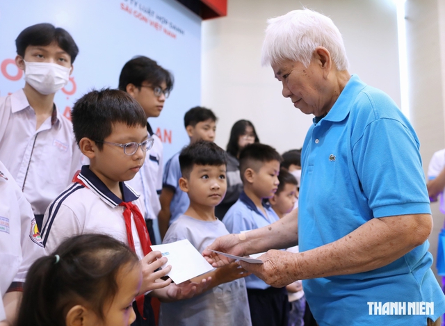 Những tấm l&ograve;ng lặng lẽ chở che trẻ mồ c&ocirc;i - Ảnh 2.