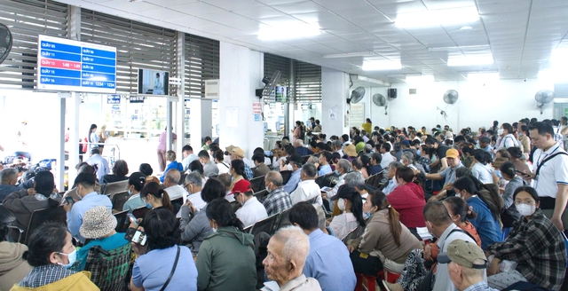 Bệnh nh&acirc;n đến Bệnh viện Chợ Rẫy lập kỷ lục mới, chạm mốc 10.000 lượt/ng&agrave;y- Ảnh 1.