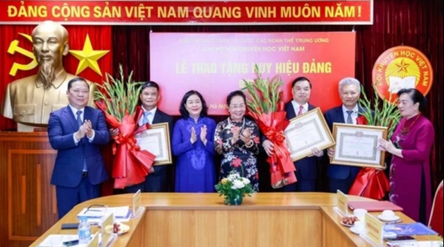 Trao Huy hiệu 45 năm tuổi Đảng cho nguy&ecirc;n Ph&oacute; chủ tịch nước Nguyễn Thị Doan- Ảnh 3.
