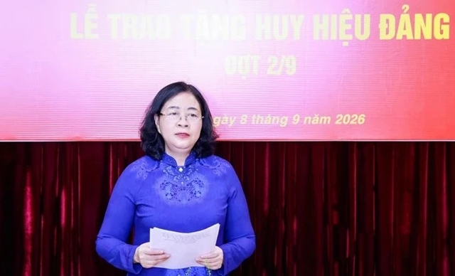 Trao Huy hiệu 45 năm tuổi Đảng cho nguy&ecirc;n Ph&oacute; chủ tịch nước Nguyễn Thị Doan- Ảnh 2.