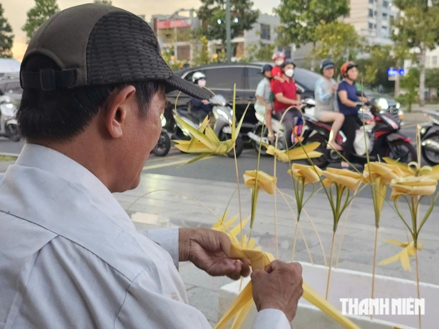 Người đ&agrave;n &ocirc;ng thắt l&aacute; dừa n&iacute;u giữ k&yacute; ức tuổi thơ giữa phố thị - Ảnh 2.