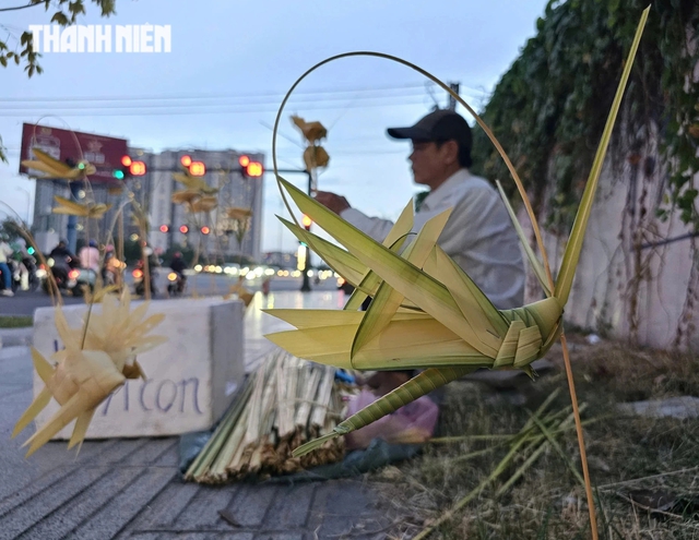 Người đ&agrave;n &ocirc;ng thắt l&aacute; dừa n&iacute;u giữ k&yacute; ức tuổi thơ giữa phố thị - Ảnh 6.
