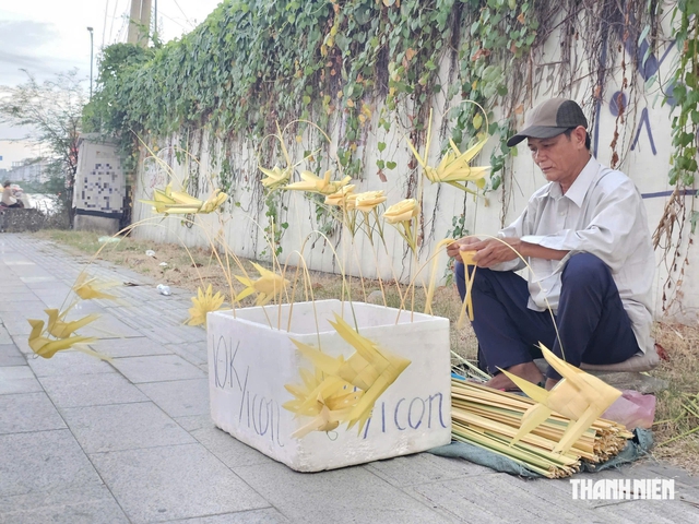 Người đ&agrave;n &ocirc;ng thắt l&aacute; dừa n&iacute;u giữ k&yacute; ức tuổi thơ giữa phố thị - Ảnh 1.