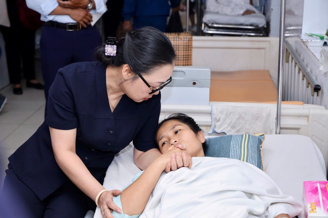 Lao ra cứu trẻ 2 tuổi, c&ocirc; gi&aacute;o mầm non bị xe tải c&aacute;n qua ch&acirc;n - Ảnh 1.