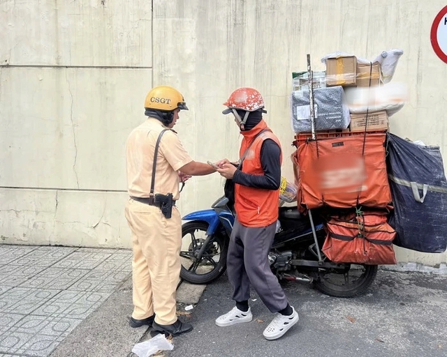 Nhiều shipper bị CSGT TP.HCM phạt vì chở hàng cồng kềnh, che biển số - Ảnh 1.