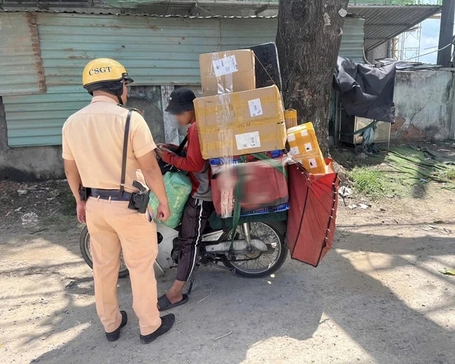 Nhiều shipper bị CSGT TP.HCM phạt vì chở hàng cồng kềnh, che biển số - Ảnh 2.