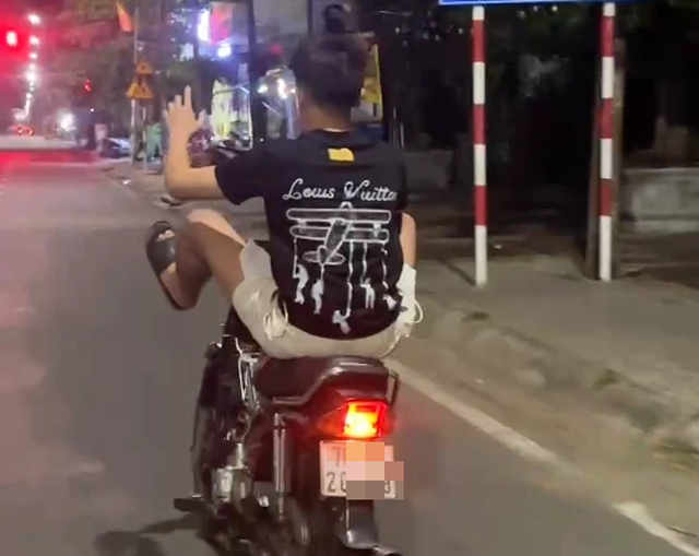 'Trả gi&aacute;' với h&agrave;nh vi điều khiển xe m&aacute;y bằng 2 ch&acirc;n, kh&ocirc;ng đội mũ bảo hiểm- Ảnh 1.