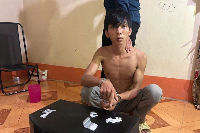 Bắt nh&oacute;m mua b&aacute;n ma t&uacute;y ở An Giang, ph&aacute;t hiện tr&ecirc;n &ocirc; t&ocirc; c&oacute; s&uacute;ng- Ảnh 2.