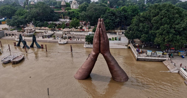 175 years old Indian temple collapses into Ganges as riverbank erodes - Ảnh 1.