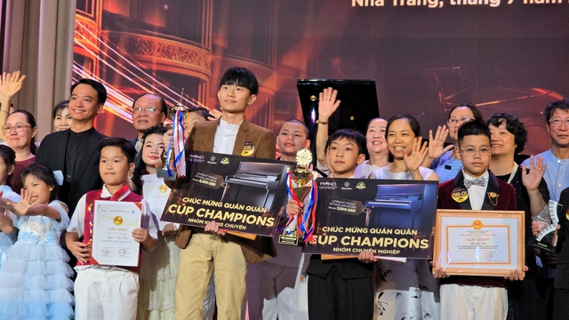 Từ cậu bé né đám đông đến người kể chuyện bằng phím đàn - Ảnh 4.
