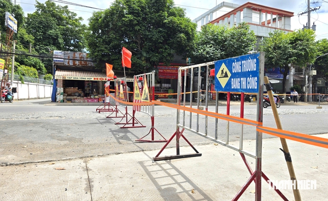D&acirc;n 'than trời' v&igrave; đường C&aacute;ch Mạng Th&aacute;ng 8 chậm tiến độ, ngổn ngang - Ảnh 7.