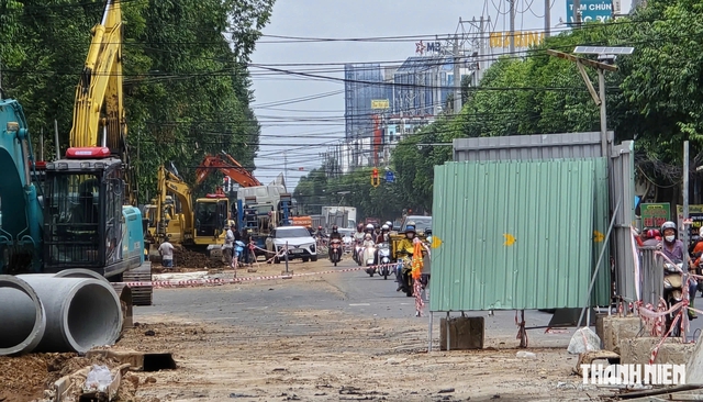 D&acirc;n 'than trời' v&igrave; đường C&aacute;ch Mạng Th&aacute;ng 8 chậm tiến độ, ngổn ngang - Ảnh 1.